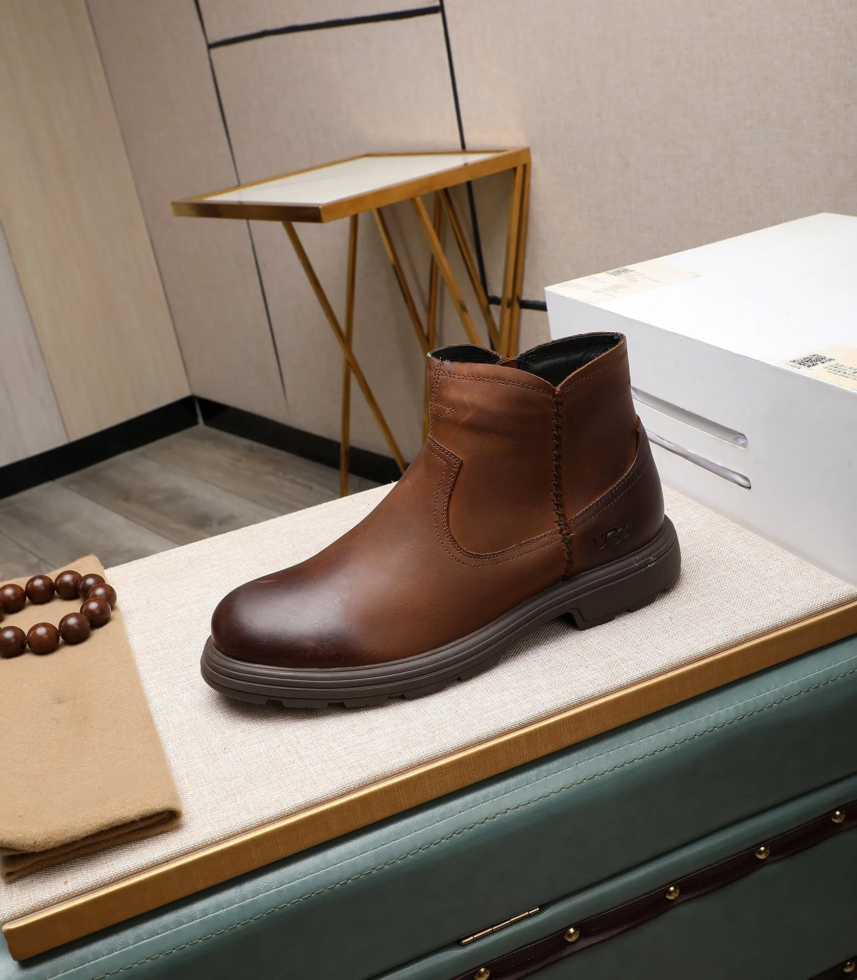 Men's men's shoes💰640 UGG (100% genuine wool lining, 10% off for fake ones) Please pay attention to the quality of the original order and compare the thickness of the wool🏮🏮Hot-selling UGG from Australia's warm luxury brand men's shoes, the official website is synchronized, Beckham men's style..., made of imported top-layer waxed cowhide, waxed toe cap, Australian real wool velvet lining Carefully sewn...Imported rubber Martin boots outsole (comfortable, soft and wear-resistant). I really like the quality..Exquisite workmanship. You can't put it down at first sight. Size 39-44